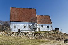Foto einer Kirche mit mehreren kleinen Fenstern und ohne Kirchturm
