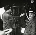 Machinist H.A. van Hooij (r.) en stoker P. Bos in het machinistenhuis van de NS 3737 (1958)