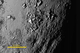 Plüton -New Horizons'dan bakıldığında Güney Tombaugh Regio ve Norgay Montes (14 Temmuz 2015). (14 July 2015).[9]