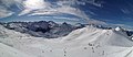 Ausblick von der Ulmer Hütte auf das Skigebiet. Unten halbrechts der Ort St. Christoph.