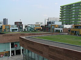 Zicht op het golvende dak boven het winkelcentrum