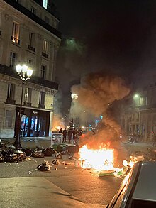 Straßenfeuer auf dem Place de l'Opéra am Abend des 20. März 2023.