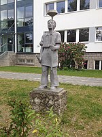 Steinerne Skulptur eines Glasmacherlehrlings von Konrad Tag 1953, saniert 2011; seitdem vor dem Berufsschulzentrum Jahnstraße in Weißwasser