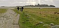 Der 500 m lange, mit Bruchstein gepflasterte Wanderweg am Strand von Kalø Vig und im Hintergrund ist Burgruine Kalø zu sehen.