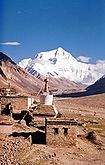 Rongpu-Kloster, im Hintergrund der Mount Everest