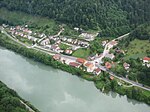 Die Straße nach Kapla zweigt im Zentrum des Ortes ab