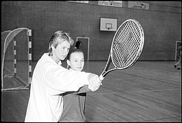 Simone Schilder gaf tennisles in Heemskerk, 1988