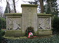 Sowjetisches Ehrenmal aus Elmkalkstein auf dem Ausländerfriedhof. Inschrift auf dem Mittelteil in Deutsch etwa: „Gedenkstätte der Opfer des Faschismus“