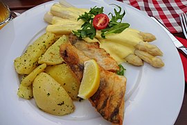 Gebratenes Zanderfilet mit Spargel und Sauce hollandaise, serviert in einem Restaurant in Kulmbach, Bayern