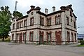 Het stationsgebouw aan de straatkant