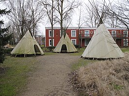 Nagebouwde tipi's in de tuin van het Hotel Cheyenne