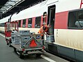 Beschickung eines Speisewagens in einem SBB RABDe 500 (Aufnahme 2010)