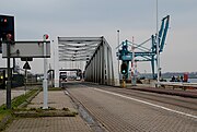 Blick auf die Klappbrücke Zandvlietbrug an der Ostseite der Schleuse zum Kanaaldok