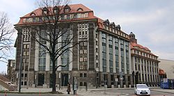 Straßenansicht des Hauptstaatsarchivs von der Albertstraße, im Vordergrund das alte Magazingebäude, rechts daneben das Verwaltungsgebäude