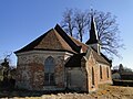 Neugotische Kirche (1888, 1893) mit Friedhof und Grabstätte von Scheve