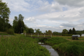 Die Lüder mit Fußgängerbrücke in Bannerod (flussabwärts betrachtet)