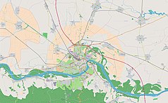 Mapa konturowa Nowego Sadu, w centrum znajduje się punkt z opisem „Stacja Kolejowa Nowy Sad”