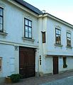 Mödlinger Haus mit Spion in der Klostergasse; das Fenster ist extrem schmal und in die Innenecke gedrückt und von innen nur einen Sichtschlitz