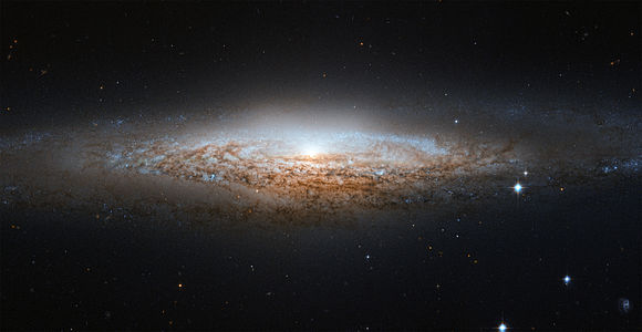 NGC 2683, William Herschel tarafından 5 Şubat 1788 tarihinde keşfedilen bir çubuksuz sarmal gökada. Yerküre'ye olan uzaklığı 16 ila 25 milyon ışık yılı arasındadır. Hubble Uzay Teleskobu tarafından yapılan görünür ve kızıl ötesi alan taramalarının birleştirilmesi ile oluşturulan görüntünün eksik noktaları, daha düşük çözünürlükteki teleskop görüntüleri ile tamamlandı. (31 Mart 2012) (Üreten: NASA)