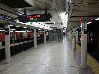Island platform at Bowling Green station on the New York City Subway with one side fenced off