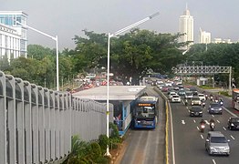 Halte Bundaran Senayan lama dilihat dari jembatan penyeberangan orang, 2019