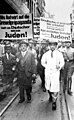 1933 yılında Yahudilere zorla yürüyüş yaptıran SA. Bazı pankartlarda "Yahudilerle alışveriş yapmayın. İyi Almanlar Yahudilerle alışveriş yapmaz!" yazmaktadır.