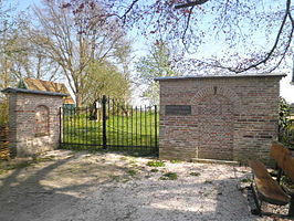 moderne kloosterpoort, gebouwd uit oude stenen van het voormalige klooster.