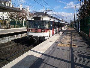 MS 61 der ersten Bauform bei der Einfahrt in den Bahnhof Le Vésinet-Centre