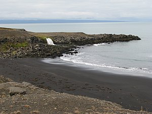 Wasserfall Naustárfoss am Öxarfjörður, 10 km südlich von Kópasker, Tjörnes im Hintergrund