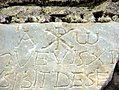 Steintafel mit Inschrift, Alpha und Omega und Christusmonogramm