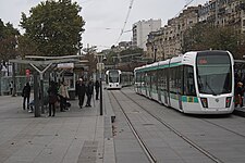 Begegnung zweier Züge in der Haltestelle Porte de Versailles (Umsteigestation zur Métrolinie 12)