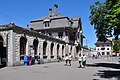 Bahnhof Oerlikon, im Hintergrund die Pestalozzi-Bibliothek