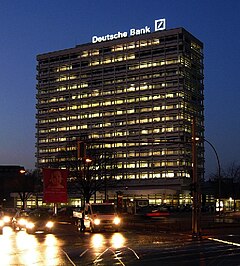 Nachtansicht der Deutschen Bank: Zu der äußeren Plastizität tritt durch Licht die Tiefe der Räumlichkeit des Gebäudes in seiner Schichtung hinzu