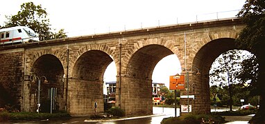 Rundbogen-Viadukt der Remsbahn über den verdolten Haldenbach