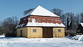 Ehemaliger Gondelschuppen (heute Wohnhaus) und Pavillonscheune des Hafens, benachbart ein weiterer Gondelschuppen an der Mauer des Fasanengartens (Einzeldenkmal der Sachgesamtheit 09301072)