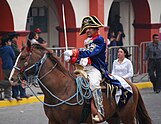 Mann in Uniform eines französischen Generals mit Säbel reitet auf Pferd