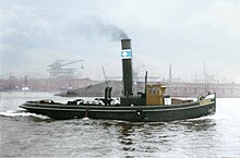 Koloriertes Schwarzweißbild des im Rhein fahrenden schraubengetriebenen Dampfschleppers Halcyon.