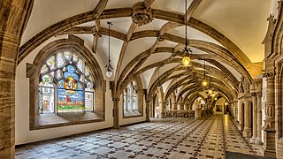 Flur- und Fensteransicht im Neuen Münchner Rathaus