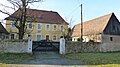 Wohnhaus mit zwei flankierenden Nebengebäuden und Hofmauer zum Markt und zur Auerstraße (Kadettenhaus)