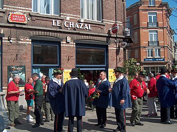 A halt in Schaerbeek for the procession of the Meyboom in 2008