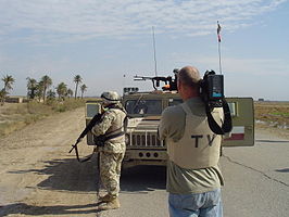 Een Poolse journalist mee op patrouille in Irak in 2005. Polen had in 2003 deelgenomen aan de invasie van Irak en had er toen zo'n 2500 troepen.