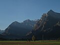 Der imposante Taleingang ins Glarnerland von Norden gesehen; Rautispitz rechts, links der Vorderglärnisch und in der Mitte das Vrenelisgärtli.