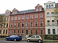 Mietshaus in geschlossener Bebauung mit Vorgarten;