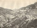 Surevani'de kilise kalıntılarının bulunduğu yerin uzaktan görünümü. Fotoğraf: Niko Marr, 1904.