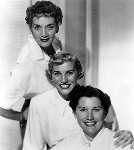 The Andrews Sisters in 1952, van boven naar beneden LaVerne, Patty en Maxene