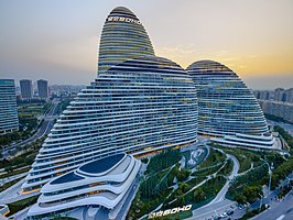 Gebouw Wangjing SOHO, ontworpen door Zaha Hadid, met vloeiende lijnen.