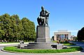 Gribojedow-Denkmal (1949–1959 mit Wsewolod Jakowlew) vor dem Alexander-Brjanzew-Jugendtheater, St. Petersburg[2]