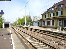 Der Bahnhof vor der Modernisierung mit Empfangsgebäude (2012)