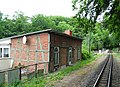 Bahnhof Sellin-West, (gleisseitige Fassade und Toilettenhäuschen)