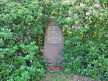 Das Denkmal auf der Grünfläche neben der Kirche erinnert an polnische und sowjetische KZ-Häftlinge, die kurz vor Kriegsende ermordet wurden.